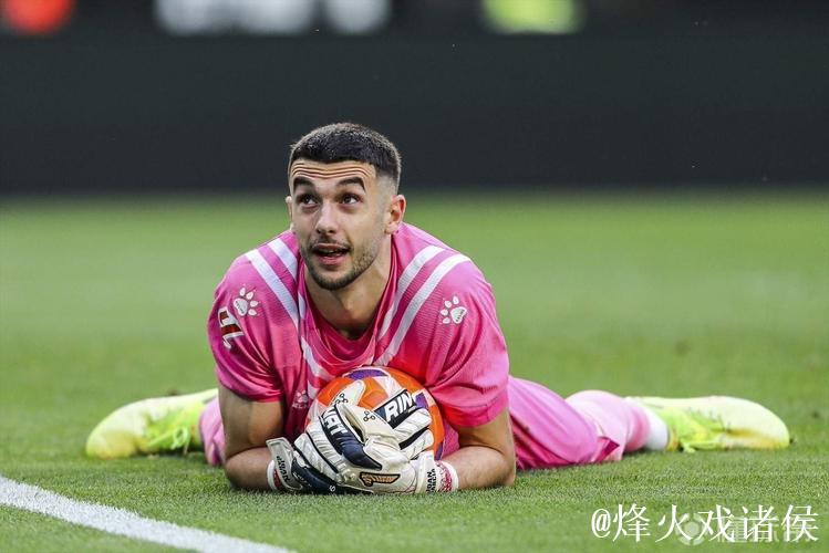 每体:弗拉霍维奇曾被推荐给巴萨,但球员即将和米兰达成协议 每体:弗拉霍维奇曾被推荐给巴萨,但球员即将和米兰达成协议