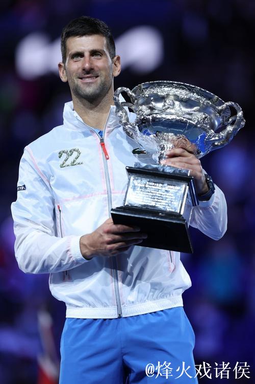 科尔维尔社媒晒高举奖杯照片:以最完美的方式为赛季收官 科尔维尔社媒晒高举奖杯照片:以最完美的方式为赛季收官